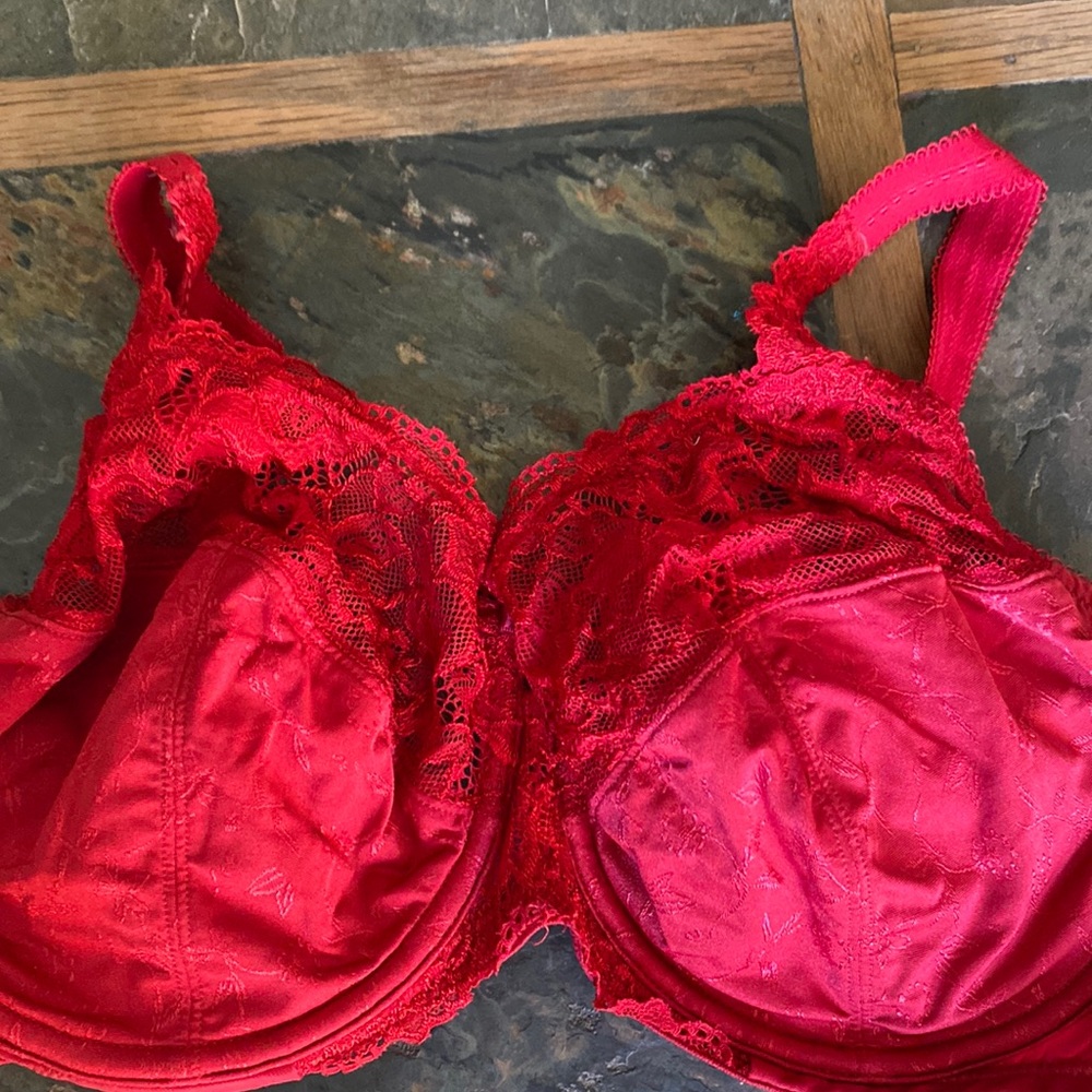 Lacy red underwire bra. Sculpted neckline. Great support